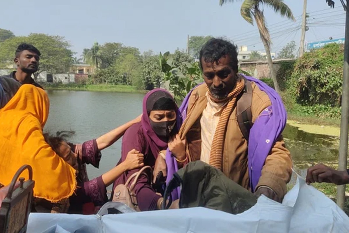 ‘স্বামীর লাশের গন্ধে আমার কিছু হবে না, তাকে দেখতে দেন’