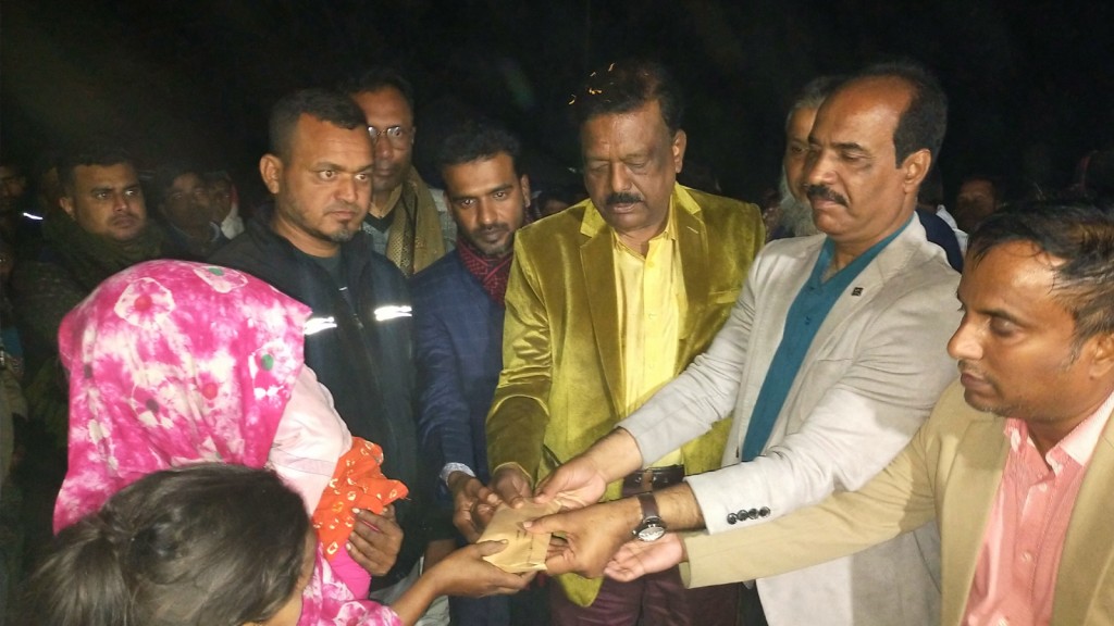 নিহত জিয়ার পরিবারকে দুই লাখ টাকা দিলেন এমপি রউফ 5 173867830867a220240d372 1 নিহত জিয়ার পরিবারকে দুই লাখ টাকা দিলেন এমপি রউফ