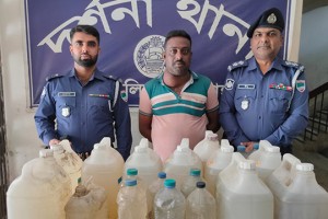 চুয়াডাঙ্গায় ১২০ লিটার চোলাই মদসহ পাচারকারী আটক