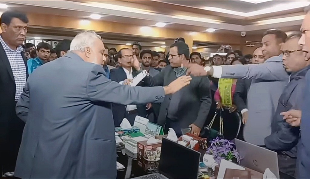 ইবিতে ইমাম নিয়োগকে কেন্দ্র করে তুলকালাম কাণ্ড 4 173867833567a2203f9df30 1 ইবিতে ইমাম নিয়োগকে কেন্দ্র করে তুলকালাম কাণ্ড