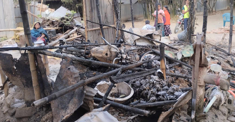 দৌলতপুরে দুর্বৃত্তের দেওয়া আগুনে ঘর ও মোটরসাইকেল ভষ্মীভূত