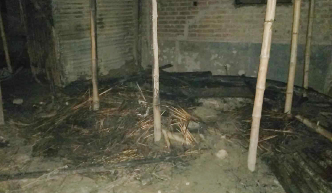 দৌলতপুরে আগুনে ৪টি বাড়ি ভষ্মিভূত, নগদ টাকা সহ ১০ লক্ষাধিক টাকার ক্ষতি