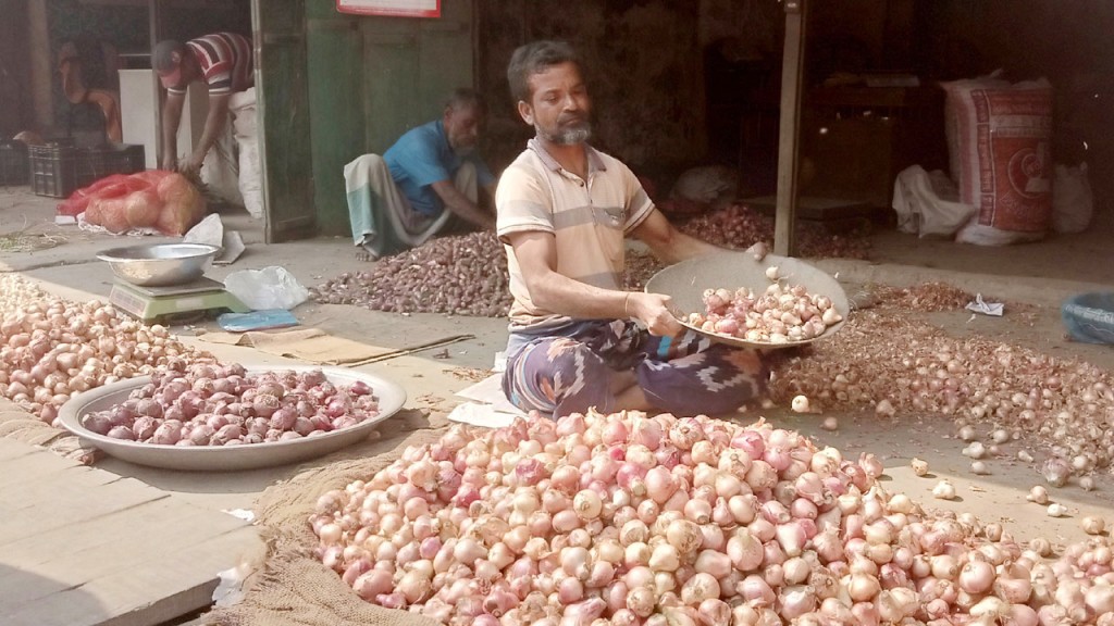 কুষ্টিয়ায় অসাধু ব্যবসায়ীদের কারসাজিতে পেঁয়াজের দাম বৃদ্ধি 4 173867842167a220953952a 1 কুষ্টিয়ায় অসাধু ব্যবসায়ীদের কারসাজিতে পেঁয়াজের দাম বৃদ্ধি