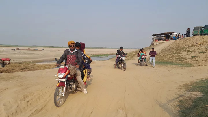 দৌলতপুরে চর পারাপারে হাজারও মানুষের ভরসা মোটরসাইকেল