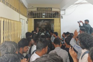 সুপেয় পানির প্ল্যান্ট ও সততা ফোয়ারা চালুর দাবিতে উপাচার্যের কার্যালয় ঘেরাও