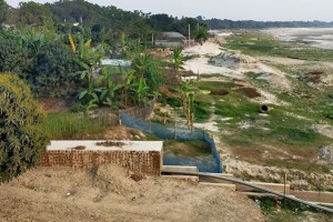 কুমারখালীতে ভাঙতেছে এপারে আর বালু ফেলে ভরতেছে ওপারে