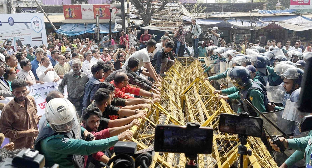 গণতন্ত্র মঞ্চের মিছিলে পুলিশের লাঠিচার্জ