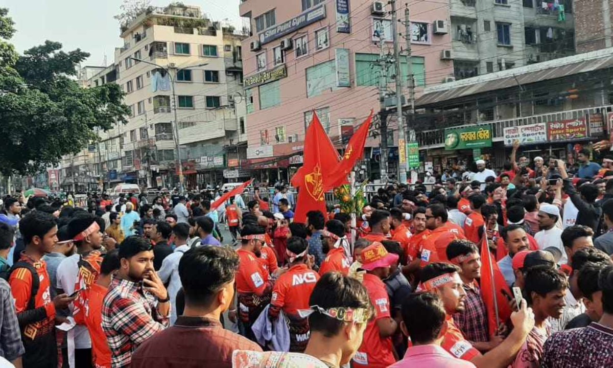 বাড়তি অর্থ দিয়েও মিলেনি টিকিট 