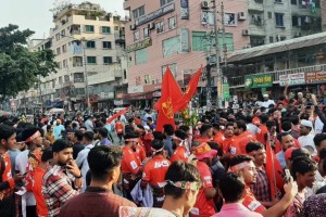 বাড়তি অর্থ দিয়েও মিলেনি টিকিট 
