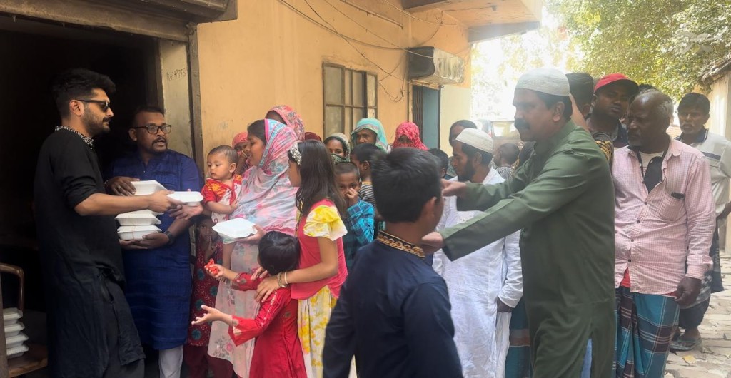 কুষ্টিয়ায় আলহাজ্ব ওয়ালিউল বারী চৌধুরী কল্যাণ ট্রাষ্টের আয়োজনে খাবার বিতরণ 2 173867852467a220fc5ccd3 1 কুষ্টিয়ায় আলহাজ্ব ওয়ালিউল বারী চৌধুরী কল্যাণ ট্রাষ্টের আয়োজনে খাবার বিতরণ