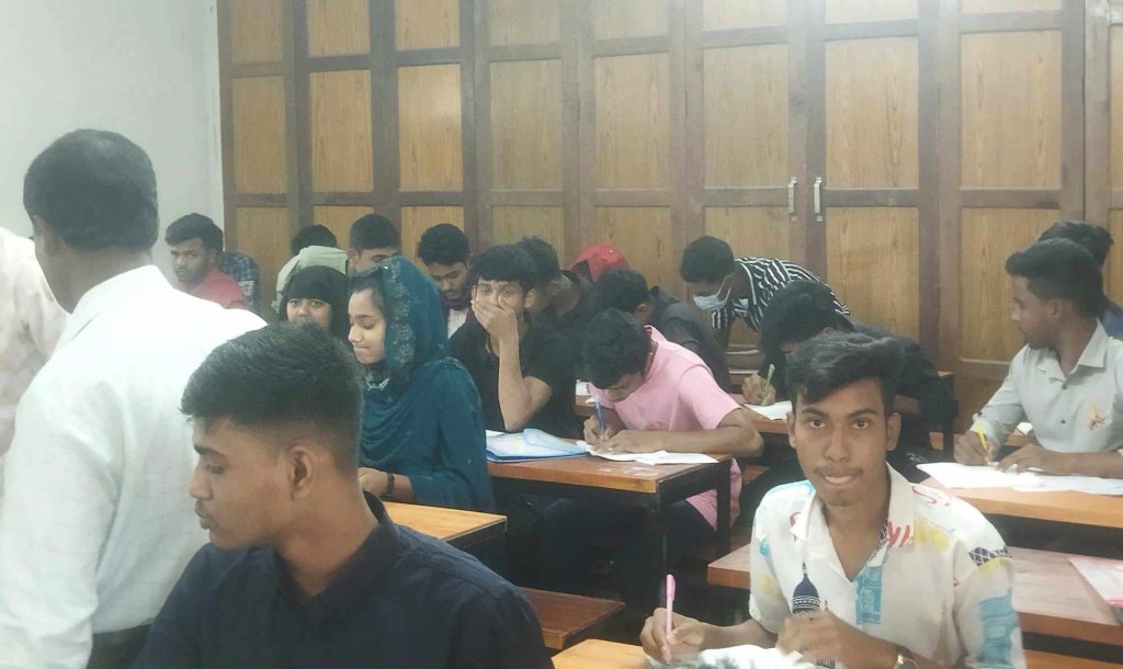 এসএসসির হলে নকল দৌলতপুরে খাতা কেড়ে নেওয়ায় শিক্ষককে প্রাণনাশের হুমকি 4 173867856867a221287783d 1 এসএসসির হলে নকল দৌলতপুরে খাতা কেড়ে নেওয়ায় শিক্ষককে প্রাণনাশের হুমকি