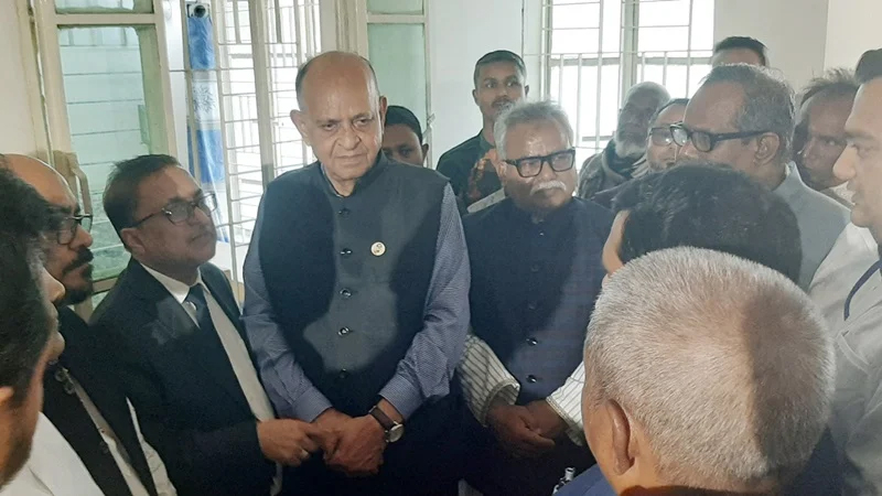 কর্মস্থলে না পাওয়ায় চিকিৎসককে বরখাস্ত করলেন মন্ত্রী