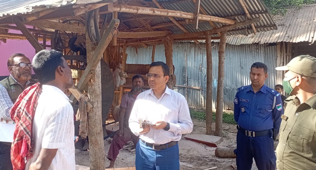 শৈলকুপায় অবৈধ ’স’ মিলে অভিযান চালিয়ে জরিমানা আদায় 3 173867859567a22143d6a34 1 শৈলকুপায় অবৈধ ’স’ মিলে অভিযান চালিয়ে জরিমানা আদায়
