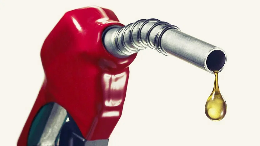 অকটেনের দাম কমল ৪ টাকা, পেট্রলে ৩ টাকা, ডিজেলে ৭৫ পয়সা