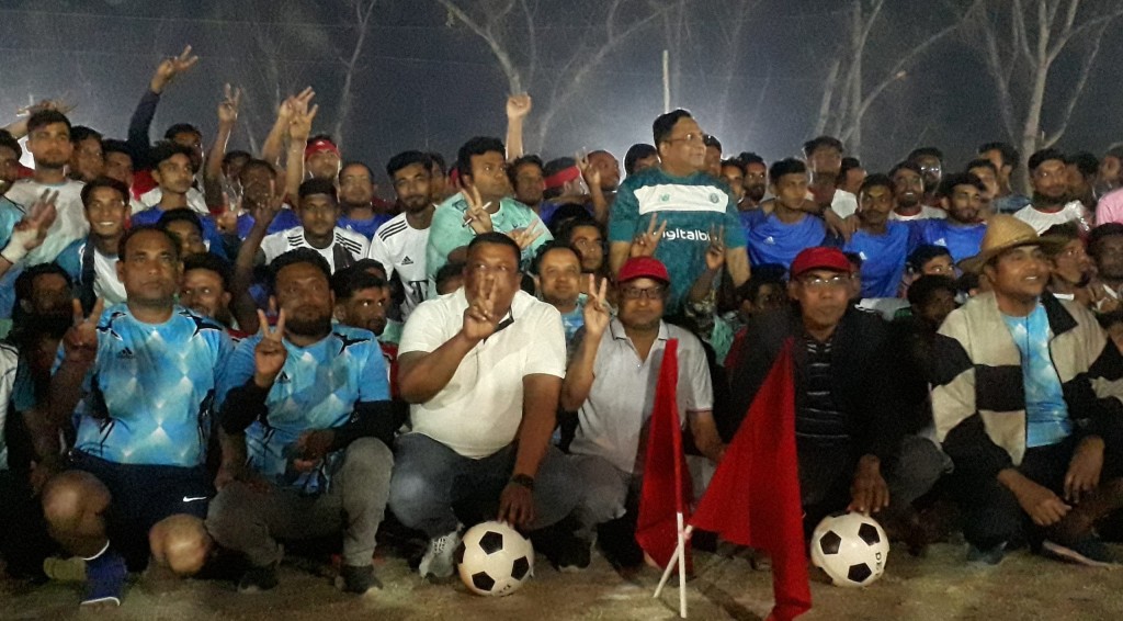 মিনাপাড়ায় কাউন্সিলর কাপ নাইট ফুটবল টুর্নামেন্টে’র উদ্বোধন 4 173867863567a2216b54546 1 মিনাপাড়ায় কাউন্সিলর কাপ নাইট ফুটবল টুর্নামেন্টে’র উদ্বোধন