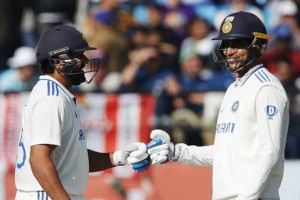 জোড়া সেঞ্চুরিতে কোণঠাসা ইংল্যান্ড