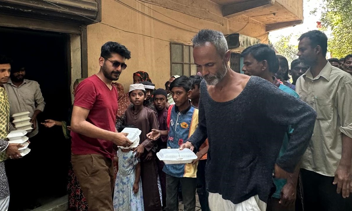 কুষ্টিয়ায় আলহাজ্ব ওয়ালিউল বারী চৌধুরী কল্যাণ ট্রাষ্টের দুপুরের খাবার বিতরণ 