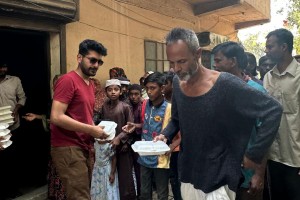 কুষ্টিয়ায় আলহাজ্ব ওয়ালিউল বারী চৌধুরী কল্যাণ ট্রাষ্টের দুপুরের খাবার বিতরণ 