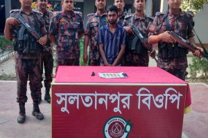 যুবকের কোমরে কোটি টাকার সোনা!