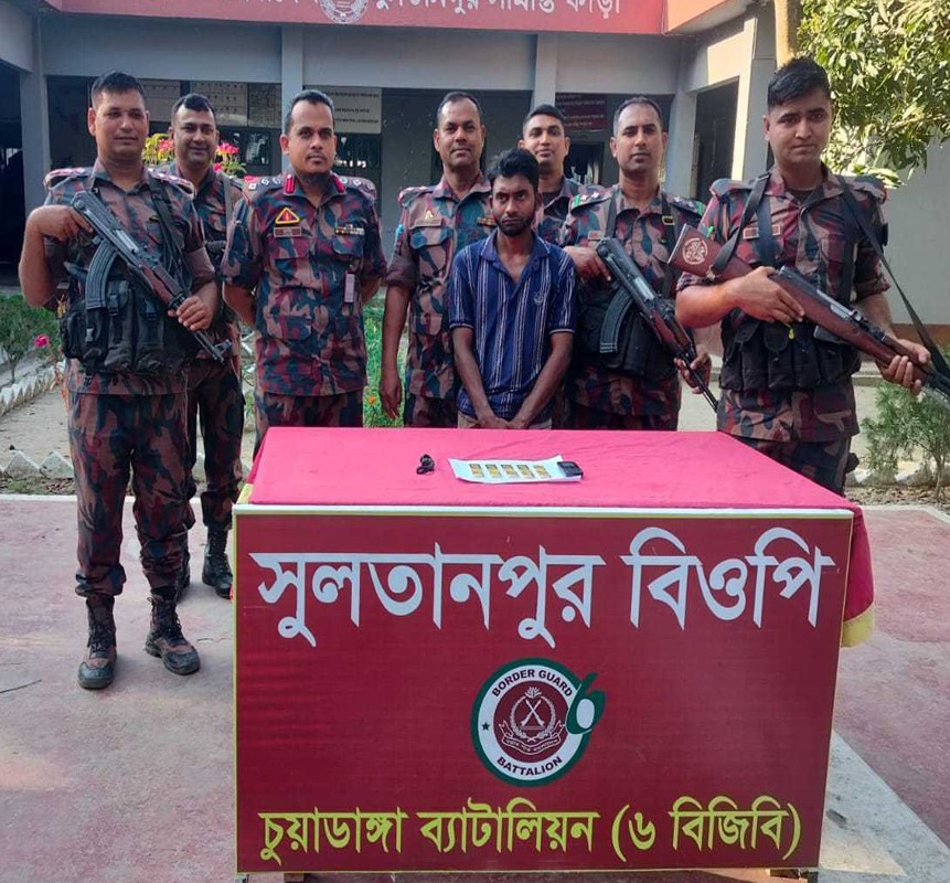 যুবকের কোমরে কোটি টাকার সোনা!