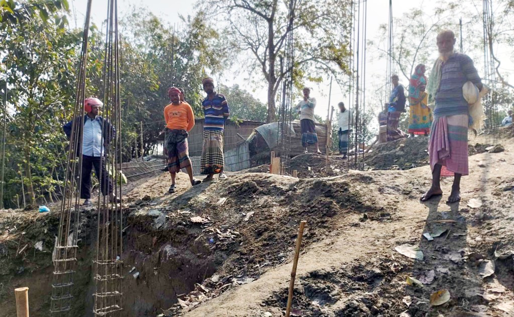 দৌলতপুরে ওয়াপদা’র জমিতে অবৈধভাবে বাড়ী নির্মাণের মহোৎসব 3 173867869467a221a65d38e 1 দৌলতপুরে ওয়াপদা’র জমিতে অবৈধভাবে বাড়ী নির্মাণের মহোৎসব