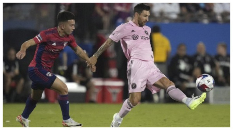 অবশেষে মেসি ম্যাজিকে শেষ আটে মায়ামি