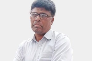 একই সঙ্গে সরকারি কলেজের পিয়ন ও মাধ্যমিক বিদ্যালয়ের প্রধান শিক্ষক তিনি