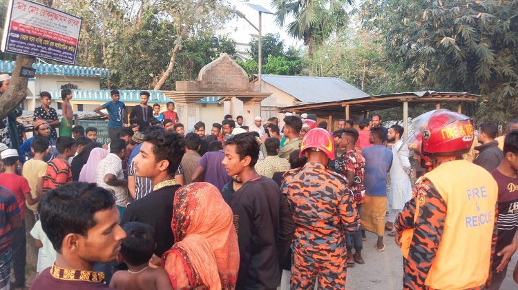 জীবননগরে ত্রিমুখী সড়ক দুর্ঘটনায় যুবক নিহত 