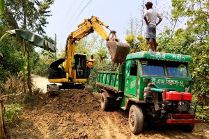 কুমারখালীতে জন সাধারণের চলাচলের রাস্তার মাটি কেটে বিক্রি করলো প্রভাবশালীরা