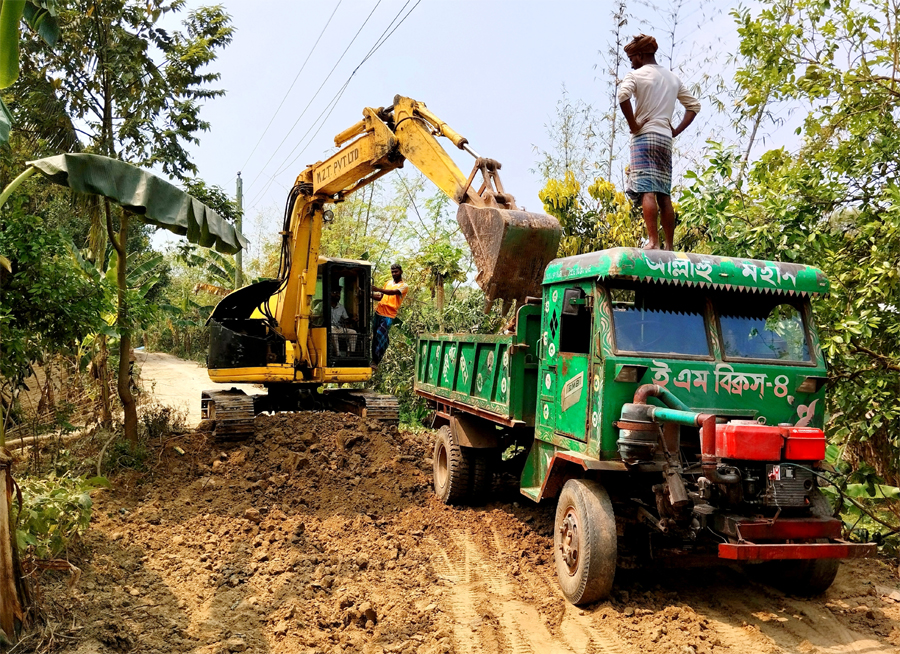কুমারখালীতে জন সাধারণের চলাচলের রাস্তার মাটি কেটে বিক্রি করলো প্রভাবশালীরা