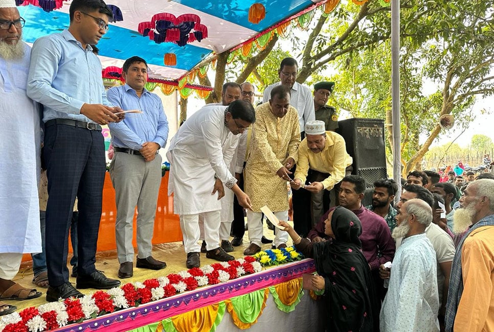 ভেড়ামারায় ক্ষতিগ্রস্ত পান চাষিদের স্বল্প সুদে ঋণ দেওয়া হচ্ছে : হানিফ 