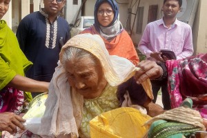 ১২০ বছর বয়সী বৃদ্ধা নয়তোন নেছার পাশে দাড়ালেন ঝিনাইদহের ইউএনও 