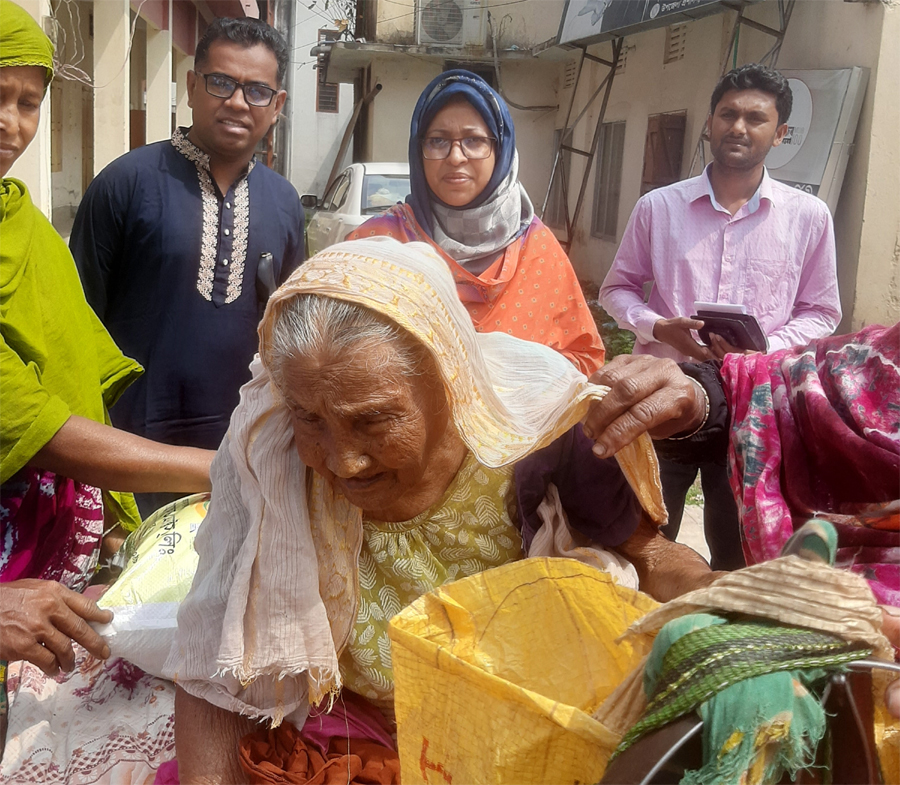 ১২০ বছর বয়সী বৃদ্ধা নয়তোন নেছার পাশে দাড়ালেন ঝিনাইদহের ইউএনও 