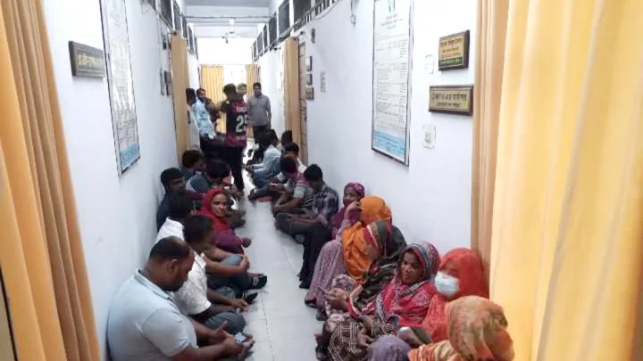 ইসলামী বিশ্ববিদ্যালয়ে বেতন বৃদ্ধির দাবিতে অস্থায়ী কর্মচারীদের অবস্থান কর্মসূচি