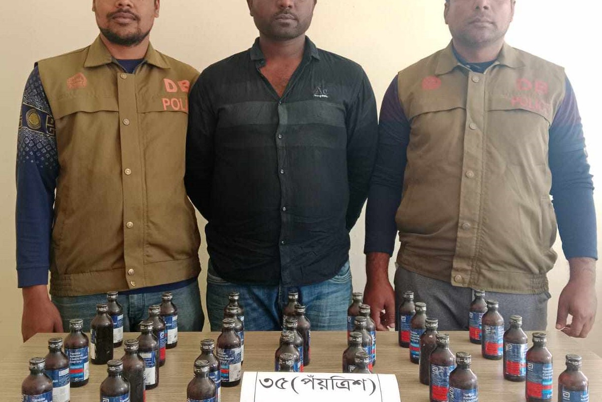 মিরপুরে ফেন্সিডিল সহ মাদক ব্যাবসায়ী আটক