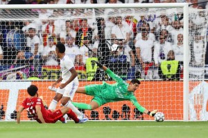 আবারও চোটে পড়ে কাঁদলেন থিবো কোর্তোয়া