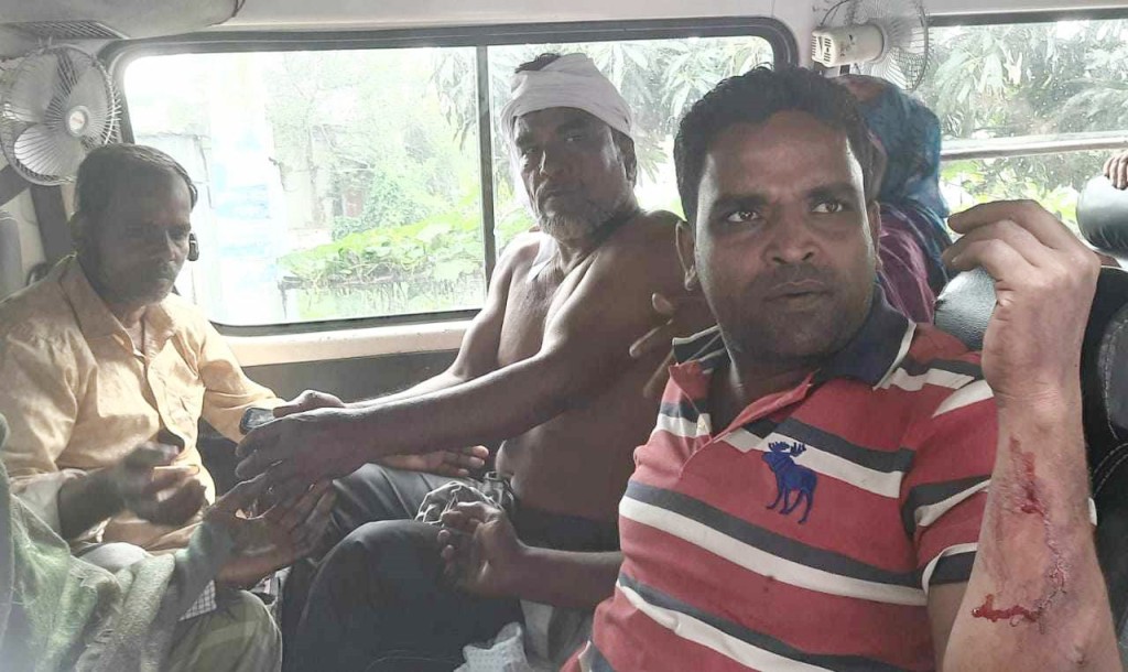 কুমারখালীতে দুই ইউপি সদস্যকে পেটালেন চেয়ারম্যানের গুন্ডা বাহিনী 3 173867877267a221f497367 কুমারখালীতে দুই ইউপি সদস্যকে পেটালেন চেয়ারম্যানের গুন্ডা বাহিনী