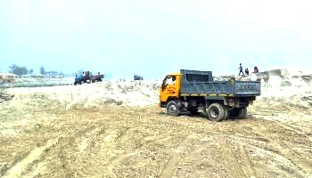 কুমারখালীতে  ইজারা ছাড়াই  বালু উত্তোলন