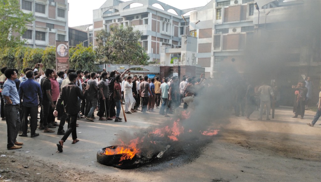 দৌলতপুরে পারিবারিক কলহে নাসির গ্র“পের ফ্যাক্টরি বন্ধ টায়ার জ্বালিয়ে শ্রমিকদের বিক্ষোভ 3 173867882267a222267c761 দৌলতপুরে পারিবারিক কলহে নাসির গ্র“পের ফ্যাক্টরি বন্ধ টায়ার জ্বালিয়ে শ্রমিকদের বিক্ষোভ