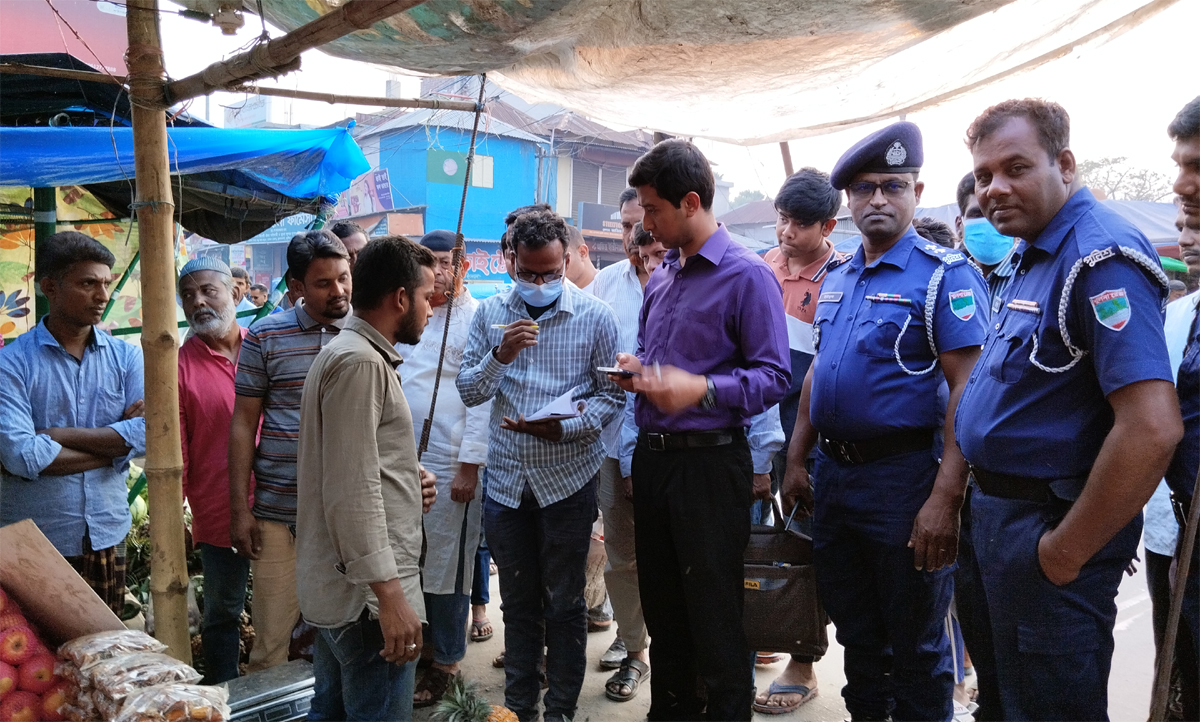 কুমারখালীতে মূল্য তালিকা না থাকায় জরিমানা 