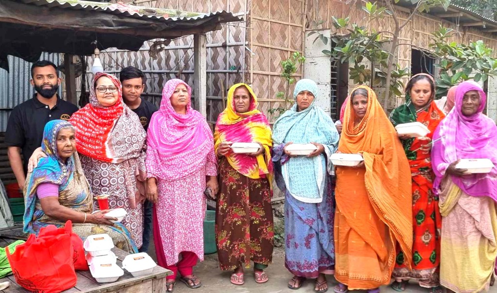 কুষ্টিয়ার বৃদ্ধাশ্রমে আঞ্জুম’স কিচেন এর ইফতার বিতরণ 3 173867882467a22228a2a56 কুষ্টিয়ার বৃদ্ধাশ্রমে আঞ্জুম’স কিচেন এর ইফতার বিতরণ