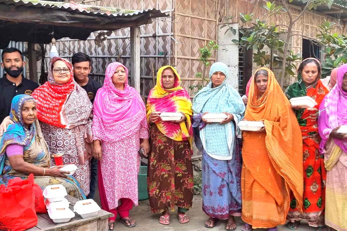 কুষ্টিয়ার বৃদ্ধাশ্রমে আঞ্জুম’স কিচেন এর ইফতার বিতরণ 