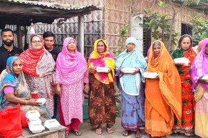 কুষ্টিয়ার বৃদ্ধাশ্রমে আঞ্জুম’স কিচেন এর ইফতার বিতরণ 