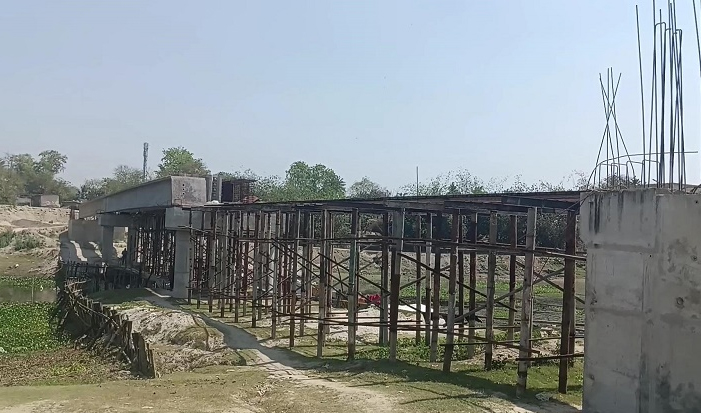 মেহেরপুরে নির্মাণাধীন সেতুর কাজ ফেলে লাপাত্তা ঠিকাদার