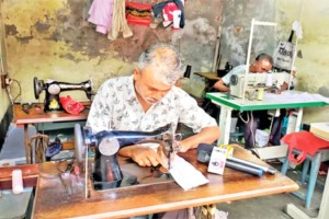 কুমারখালীতে সেলাই মেশিন ছেড়ে গরুর খামারি