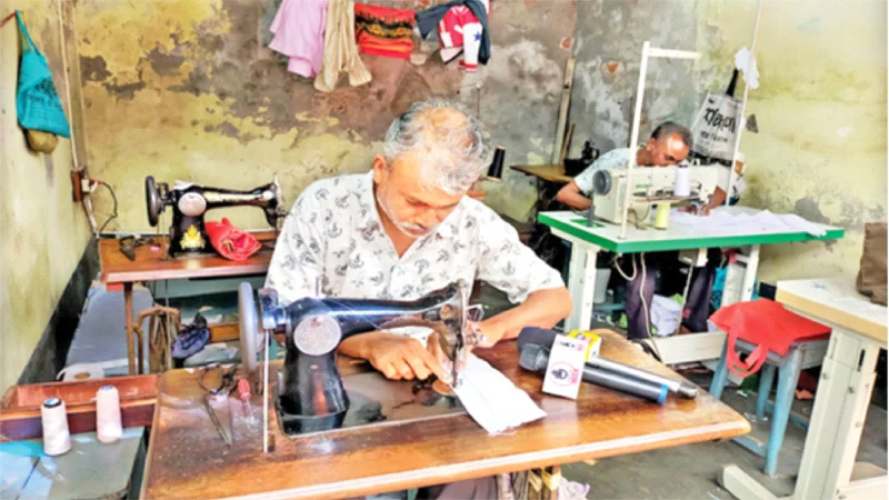 কুমারখালীতে সেলাই মেশিন ছেড়ে গরুর খামারি