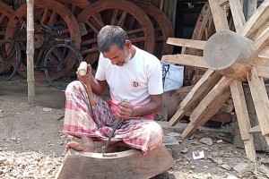ভেড়ামারার গরুর গাড়ির চাকা তৈরীর কারিগরদের আর্থিক সাহায্য ও পৃষ্ট পোষকতার প্রয়োজন 