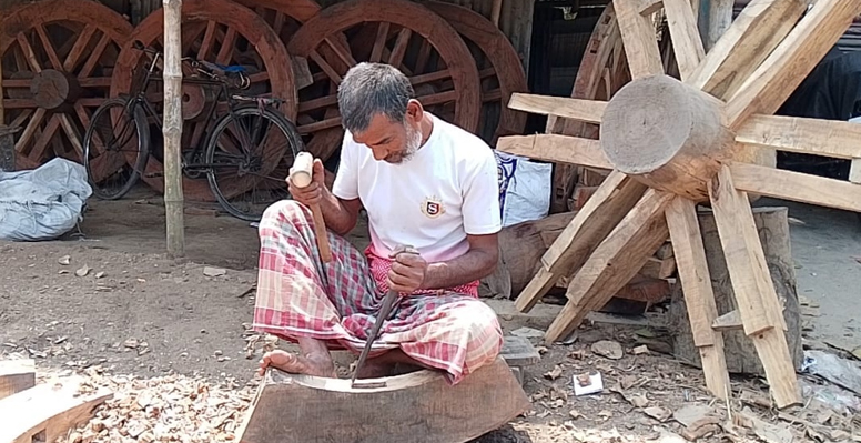 ভেড়ামারার গরুর গাড়ির চাকা তৈরীর কারিগরদের আর্থিক সাহায্য ও পৃষ্ট পোষকতার প্রয়োজন 