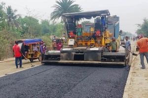 কুষ্টিয়া-মেহেরপুর জরাজীর্ণ সড়কের সংস্কার কাজ চলছে পুরোদমে