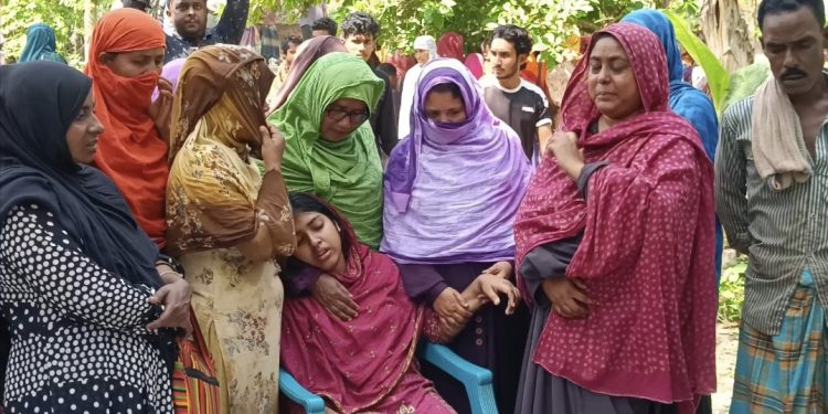 হরিণাকুন্ডুতে ইট ভাটার ট্রাক্টর চাকায় পিষ্ট হয়ে কলেজ শিক্ষক নিহত